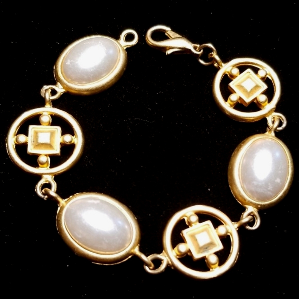Vintage Mid Century Faux Pearl Brushed Goldtone Metal Lobster Clasp Bracelet - Picture 7 of 12